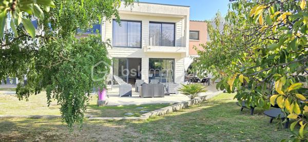 Découvrez cette superbe maison familiale, entièrement rénovée en 2018, offrant près de 195 m² habitables sur une belle parcelle de 715 m², au cœur d'un environnement calme, verdoyant et recherché sur la commune de Chalonnes-sur-Loire.

Dès l'entrée, le charme opère : une vaste pièce de vie baignée de lumière, avec sa cuisine ouverte, crée un espace chaleureux et convivial, idéal pour les moments en famille. Le rez-de-chaussée dispose également d'une chambre, d'un cellier et de WC.

À l'étage, l'espace nuit se compose de 5 chambres, d'une salle de bain et d'une véritable suite parentale avec dressing et salle d'eau privative. Un espace bureau ouvert complète ce niveau et offre de nombreuses possibilités : télétravail, coin lecture ou salle de jeux.

À l'extérieur, profitez d'un jardin intimiste sans vis-à-vis, entouré de verdure, où règnent calme et sérénité. Le privilège de vivre au plus près de la nature tout en restant à quelques minutes seulement des commerces, écoles et commodités.

Les atouts de cette propriété
195 m² habitables
Parcelle de 715 m²
Maison entièrement rénovée en 2018
Studio indépendant de 15 m² avec revenu locatif
Garage de rangement
Chauffage au sol (plancher chauffant)
Aucun travaux à prévoir
Taxe foncière : 1 574 €

Une propriété rare qui réunit volumes, prestations de qualité et potentiel locatif. Un bien idéal pour une famille en quête d'espace et de confort.

Contactez-moi dès maintenant, je me ferai un plaisir de vous faire découvrir ce véritable bien coup de cœur.