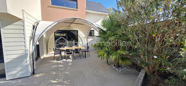 Découvrez cette superbe maison familiale, entièrement rénovée en 2018, offrant près de 195 m² habitables sur une belle parcelle de 715 m², au cœur d'un environnement calme, verdoyant et recherché sur la commune de Chalonnes-sur-Loire.

Dès l'entrée, le charme opère : une vaste pièce de vie baignée de lumière, avec sa cuisine ouverte, crée un espace chaleureux et convivial, idéal pour les moments en famille. Le rez-de-chaussée dispose également d'une chambre, d'un cellier et de WC.

À l'étage, l'espace nuit se compose de 5 chambres, d'une salle de bain et d'une véritable suite parentale avec dressing et salle d'eau privative. Un espace bureau ouvert complète ce niveau et offre de nombreuses possibilités : télétravail, coin lecture ou salle de jeux.

À l'extérieur, profitez d'un jardin intimiste sans vis-à-vis, entouré de verdure, où règnent calme et sérénité. Le privilège de vivre au plus près de la nature tout en restant à quelques minutes seulement des commerces, écoles et commodités.

Les atouts de cette propriété
195 m² habitables
Parcelle de 715 m²
Maison entièrement rénovée en 2018
Studio indépendant de 15 m² avec revenu locatif
Garage de rangement
Chauffage au sol (plancher chauffant)
Aucun travaux à prévoir
Taxe foncière : 1 574 €

Une propriété rare qui réunit volumes, prestations de qualité et potentiel locatif. Un bien idéal pour une famille en quête d'espace et de confort.

Contactez-moi dès maintenant, je me ferai un plaisir de vous faire découvrir ce véritable bien coup de cœur.