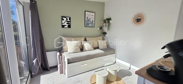 Découvrez cette superbe maison familiale, entièrement rénovée en 2018, offrant près de 195 m² habitables sur une belle parcelle de 715 m², au cœur d'un environnement calme, verdoyant et recherché sur la commune de Chalonnes-sur-Loire.

Dès l'entrée, le charme opère : une vaste pièce de vie baignée de lumière, avec sa cuisine ouverte, crée un espace chaleureux et convivial, idéal pour les moments en famille. Le rez-de-chaussée dispose également d'une chambre, d'un cellier et de WC.

À l'étage, l'espace nuit se compose de 5 chambres, d'une salle de bain et d'une véritable suite parentale avec dressing et salle d'eau privative. Un espace bureau ouvert complète ce niveau et offre de nombreuses possibilités : télétravail, coin lecture ou salle de jeux.

À l'extérieur, profitez d'un jardin intimiste sans vis-à-vis, entouré de verdure, où règnent calme et sérénité. Le privilège de vivre au plus près de la nature tout en restant à quelques minutes seulement des commerces, écoles et commodités.

Les atouts de cette propriété
195 m² habitables
Parcelle de 715 m²
Maison entièrement rénovée en 2018
Studio indépendant de 15 m² avec revenu locatif
Garage de rangement
Chauffage au sol (plancher chauffant)
Aucun travaux à prévoir
Taxe foncière : 1 574 €

Une propriété rare qui réunit volumes, prestations de qualité et potentiel locatif. Un bien idéal pour une famille en quête d'espace et de confort.

Contactez-moi dès maintenant, je me ferai un plaisir de vous faire découvrir ce véritable bien coup de cœur.