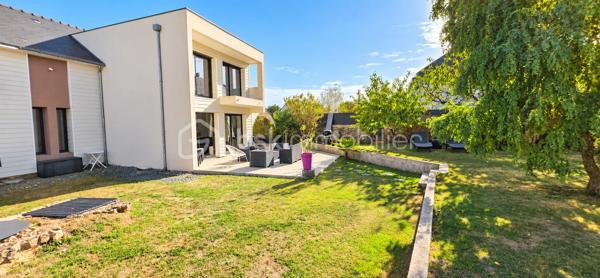 Découvrez cette superbe maison familiale, entièrement rénovée en 2018, offrant près de 195 m² habitables sur une belle parcelle de 715 m², au cœur d'un environnement calme, verdoyant et recherché sur la commune de Chalonnes-sur-Loire.

Dès l'entrée, le charme opère : une vaste pièce de vie baignée de lumière, avec sa cuisine ouverte, crée un espace chaleureux et convivial, idéal pour les moments en famille. Le rez-de-chaussée dispose également d'une chambre, d'un cellier et de WC.

À l'étage, l'espace nuit se compose de 5 chambres, d'une salle de bain et d'une véritable suite parentale avec dressing et salle d'eau privative. Un espace bureau ouvert complète ce niveau et offre de nombreuses possibilités : télétravail, coin lecture ou salle de jeux.

À l'extérieur, profitez d'un jardin intimiste sans vis-à-vis, entouré de verdure, où règnent calme et sérénité. Le privilège de vivre au plus près de la nature tout en restant à quelques minutes seulement des commerces, écoles et commodités.

Les atouts de cette propriété
195 m² habitables
Parcelle de 715 m²
Maison entièrement rénovée en 2018
Studio indépendant de 15 m² avec revenu locatif
Garage de rangement
Chauffage au sol (plancher chauffant)
Aucun travaux à prévoir
Taxe foncière : 1 574 €

Une propriété rare qui réunit volumes, prestations de qualité et potentiel locatif. Un bien idéal pour une famille en quête d'espace et de confort.

Contactez-moi dès maintenant, je me ferai un plaisir de vous faire découvrir ce véritable bien coup de cœur.