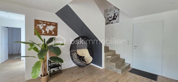 Découvrez cette superbe maison familiale, entièrement rénovée en 2018, offrant près de 195 m² habitables sur une belle parcelle de 715 m², au cœur d'un environnement calme, verdoyant et recherché sur la commune de Chalonnes-sur-Loire.

Dès l'entrée, le charme opère : une vaste pièce de vie baignée de lumière, avec sa cuisine ouverte, crée un espace chaleureux et convivial, idéal pour les moments en famille. Le rez-de-chaussée dispose également d'une chambre, d'un cellier et de WC.

À l'étage, l'espace nuit se compose de 5 chambres, d'une salle de bain et d'une véritable suite parentale avec dressing et salle d'eau privative. Un espace bureau ouvert complète ce niveau et offre de nombreuses possibilités : télétravail, coin lecture ou salle de jeux.

À l'extérieur, profitez d'un jardin intimiste sans vis-à-vis, entouré de verdure, où règnent calme et sérénité. Le privilège de vivre au plus près de la nature tout en restant à quelques minutes seulement des commerces, écoles et commodités.

Les atouts de cette propriété
195 m² habitables
Parcelle de 715 m²
Maison entièrement rénovée en 2018
Studio indépendant de 15 m² avec revenu locatif
Garage de rangement
Chauffage au sol (plancher chauffant)
Aucun travaux à prévoir
Taxe foncière : 1 574 €

Une propriété rare qui réunit volumes, prestations de qualité et potentiel locatif. Un bien idéal pour une famille en quête d'espace et de confort.

Contactez-moi dès maintenant, je me ferai un plaisir de vous faire découvrir ce véritable bien coup de cœur.