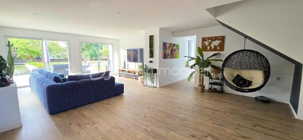 Découvrez cette superbe maison familiale, entièrement rénovée en 2018, offrant près de 195 m² habitables sur une belle parcelle de 715 m², au cœur d'un environnement calme, verdoyant et recherché sur la commune de Chalonnes-sur-Loire.

Dès l'entrée, le charme opère : une vaste pièce de vie baignée de lumière, avec sa cuisine ouverte, crée un espace chaleureux et convivial, idéal pour les moments en famille. Le rez-de-chaussée dispose également d'une chambre, d'un cellier et de WC.

À l'étage, l'espace nuit se compose de 5 chambres, d'une salle de bain et d'une véritable suite parentale avec dressing et salle d'eau privative. Un espace bureau ouvert complète ce niveau et offre de nombreuses possibilités : télétravail, coin lecture ou salle de jeux.

À l'extérieur, profitez d'un jardin intimiste sans vis-à-vis, entouré de verdure, où règnent calme et sérénité. Le privilège de vivre au plus près de la nature tout en restant à quelques minutes seulement des commerces, écoles et commodités.

Les atouts de cette propriété
195 m² habitables
Parcelle de 715 m²
Maison entièrement rénovée en 2018
Studio indépendant de 15 m² avec revenu locatif
Garage de rangement
Chauffage au sol (plancher chauffant)
Aucun travaux à prévoir
Taxe foncière : 1 574 €

Une propriété rare qui réunit volumes, prestations de qualité et potentiel locatif. Un bien idéal pour une famille en quête d'espace et de confort.

Contactez-moi dès maintenant, je me ferai un plaisir de vous faire découvrir ce véritable bien coup de cœur.