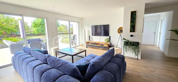 Découvrez cette superbe maison familiale, entièrement rénovée en 2018, offrant près de 195 m² habitables sur une belle parcelle de 715 m², au cœur d'un environnement calme, verdoyant et recherché sur la commune de Chalonnes-sur-Loire.

Dès l'entrée, le charme opère : une vaste pièce de vie baignée de lumière, avec sa cuisine ouverte, crée un espace chaleureux et convivial, idéal pour les moments en famille. Le rez-de-chaussée dispose également d'une chambre, d'un cellier et de WC.

À l'étage, l'espace nuit se compose de 5 chambres, d'une salle de bain et d'une véritable suite parentale avec dressing et salle d'eau privative. Un espace bureau ouvert complète ce niveau et offre de nombreuses possibilités : télétravail, coin lecture ou salle de jeux.

À l'extérieur, profitez d'un jardin intimiste sans vis-à-vis, entouré de verdure, où règnent calme et sérénité. Le privilège de vivre au plus près de la nature tout en restant à quelques minutes seulement des commerces, écoles et commodités.

Les atouts de cette propriété
195 m² habitables
Parcelle de 715 m²
Maison entièrement rénovée en 2018
Studio indépendant de 15 m² avec revenu locatif
Garage de rangement
Chauffage au sol (plancher chauffant)
Aucun travaux à prévoir
Taxe foncière : 1 574 €

Une propriété rare qui réunit volumes, prestations de qualité et potentiel locatif. Un bien idéal pour une famille en quête d'espace et de confort.

Contactez-moi dès maintenant, je me ferai un plaisir de vous faire découvrir ce véritable bien coup de cœur.