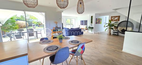 Découvrez cette superbe maison familiale, entièrement rénovée en 2018, offrant près de 195 m² habitables sur une belle parcelle de 715 m², au cœur d'un environnement calme, verdoyant et recherché sur la commune de Chalonnes-sur-Loire.

Dès l'entrée, le charme opère : une vaste pièce de vie baignée de lumière, avec sa cuisine ouverte, crée un espace chaleureux et convivial, idéal pour les moments en famille. Le rez-de-chaussée dispose également d'une chambre, d'un cellier et de WC.

À l'étage, l'espace nuit se compose de 5 chambres, d'une salle de bain et d'une véritable suite parentale avec dressing et salle d'eau privative. Un espace bureau ouvert complète ce niveau et offre de nombreuses possibilités : télétravail, coin lecture ou salle de jeux.

À l'extérieur, profitez d'un jardin intimiste sans vis-à-vis, entouré de verdure, où règnent calme et sérénité. Le privilège de vivre au plus près de la nature tout en restant à quelques minutes seulement des commerces, écoles et commodités.

Les atouts de cette propriété
195 m² habitables
Parcelle de 715 m²
Maison entièrement rénovée en 2018
Studio indépendant de 15 m² avec revenu locatif
Garage de rangement
Chauffage au sol (plancher chauffant)
Aucun travaux à prévoir
Taxe foncière : 1 574 €

Une propriété rare qui réunit volumes, prestations de qualité et potentiel locatif. Un bien idéal pour une famille en quête d'espace et de confort.

Contactez-moi dès maintenant, je me ferai un plaisir de vous faire découvrir ce véritable bien coup de cœur.