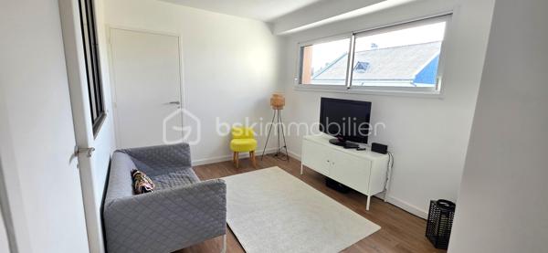 Découvrez cette superbe maison familiale, entièrement rénovée en 2018, offrant près de 195 m² habitables sur une belle parcelle de 715 m², au cœur d'un environnement calme, verdoyant et recherché sur la commune de Chalonnes-sur-Loire.

Dès l'entrée, le charme opère : une vaste pièce de vie baignée de lumière, avec sa cuisine ouverte, crée un espace chaleureux et convivial, idéal pour les moments en famille. Le rez-de-chaussée dispose également d'une chambre, d'un cellier et de WC.

À l'étage, l'espace nuit se compose de 5 chambres, d'une salle de bain et d'une véritable suite parentale avec dressing et salle d'eau privative. Un espace bureau ouvert complète ce niveau et offre de nombreuses possibilités : télétravail, coin lecture ou salle de jeux.

À l'extérieur, profitez d'un jardin intimiste sans vis-à-vis, entouré de verdure, où règnent calme et sérénité. Le privilège de vivre au plus près de la nature tout en restant à quelques minutes seulement des commerces, écoles et commodités.

Les atouts de cette propriété
195 m² habitables
Parcelle de 715 m²
Maison entièrement rénovée en 2018
Studio indépendant de 15 m² avec revenu locatif
Garage de rangement
Chauffage au sol (plancher chauffant)
Aucun travaux à prévoir
Taxe foncière : 1 574 €

Une propriété rare qui réunit volumes, prestations de qualité et potentiel locatif. Un bien idéal pour une famille en quête d'espace et de confort.

Contactez-moi dès maintenant, je me ferai un plaisir de vous faire découvrir ce véritable bien coup de cœur.