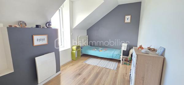 Découvrez cette superbe maison familiale, entièrement rénovée en 2018, offrant près de 195 m² habitables sur une belle parcelle de 715 m², au cœur d'un environnement calme, verdoyant et recherché sur la commune de Chalonnes-sur-Loire.

Dès l'entrée, le charme opère : une vaste pièce de vie baignée de lumière, avec sa cuisine ouverte, crée un espace chaleureux et convivial, idéal pour les moments en famille. Le rez-de-chaussée dispose également d'une chambre, d'un cellier et de WC.

À l'étage, l'espace nuit se compose de 5 chambres, d'une salle de bain et d'une véritable suite parentale avec dressing et salle d'eau privative. Un espace bureau ouvert complète ce niveau et offre de nombreuses possibilités : télétravail, coin lecture ou salle de jeux.

À l'extérieur, profitez d'un jardin intimiste sans vis-à-vis, entouré de verdure, où règnent calme et sérénité. Le privilège de vivre au plus près de la nature tout en restant à quelques minutes seulement des commerces, écoles et commodités.

Les atouts de cette propriété
195 m² habitables
Parcelle de 715 m²
Maison entièrement rénovée en 2018
Studio indépendant de 15 m² avec revenu locatif
Garage de rangement
Chauffage au sol (plancher chauffant)
Aucun travaux à prévoir
Taxe foncière : 1 574 €

Une propriété rare qui réunit volumes, prestations de qualité et potentiel locatif. Un bien idéal pour une famille en quête d'espace et de confort.

Contactez-moi dès maintenant, je me ferai un plaisir de vous faire découvrir ce véritable bien coup de cœur.