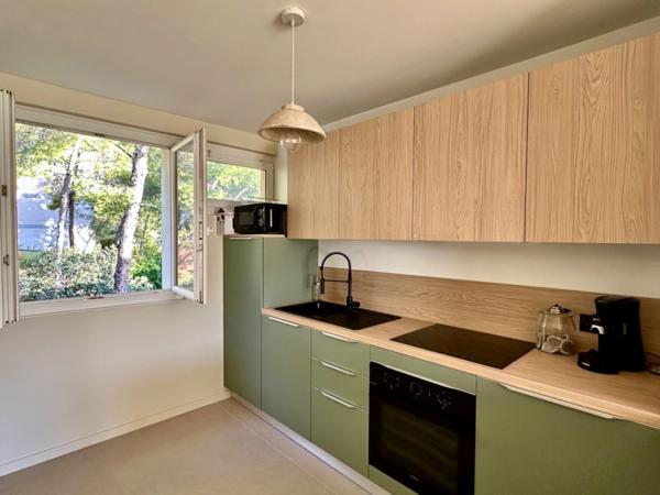 Cassis centre, T4 de 67m2 meublé avec vue Mer imprenable , cave et stationnement fermé.