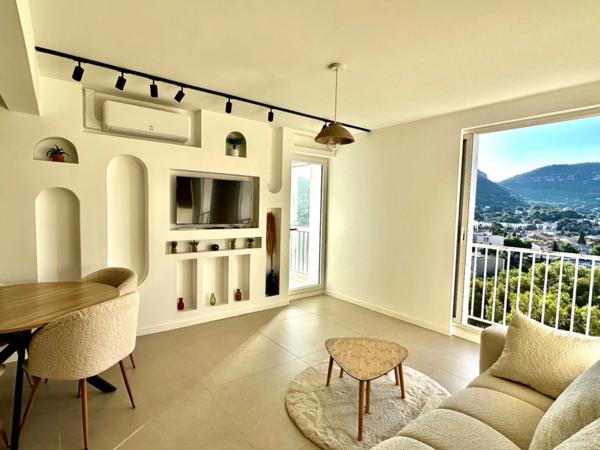 Cassis centre, T4 de 67m2 meublé avec vue Mer imprenable , cave et stationnement fermé.