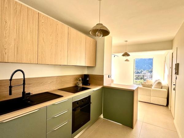 Cassis centre, T4 de 67m2 meublé avec vue Mer imprenable , cave et stationnement fermé.