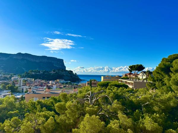 Cassis centre, T4 de 67m2 meublé avec vue Mer imprenable , cave et stationnement fermé.