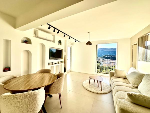 Cassis centre, T4 de 67m2 meublé avec vue Mer imprenable , cave et stationnement fermé.
