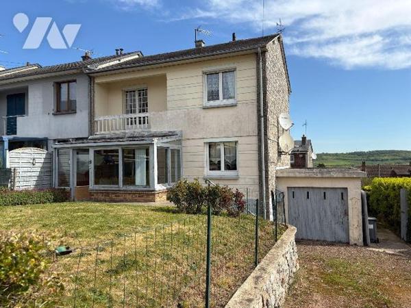 Maison mitoyenne d'un côté et comprenant :
-	Au rez-de-chaussée : une véranda, un salon, une s...