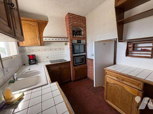 Maison mitoyenne d'un côté et comprenant :
-	Au rez-de-chaussée : une véranda, un salon, une s...