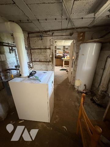 Maison mitoyenne d'un côté et comprenant :
-	Au rez-de-chaussée : une véranda, un salon, une s...