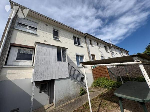 Maison mitoyenne d'un côté et comprenant :
-	Au rez-de-chaussée : une véranda, un salon, une s...