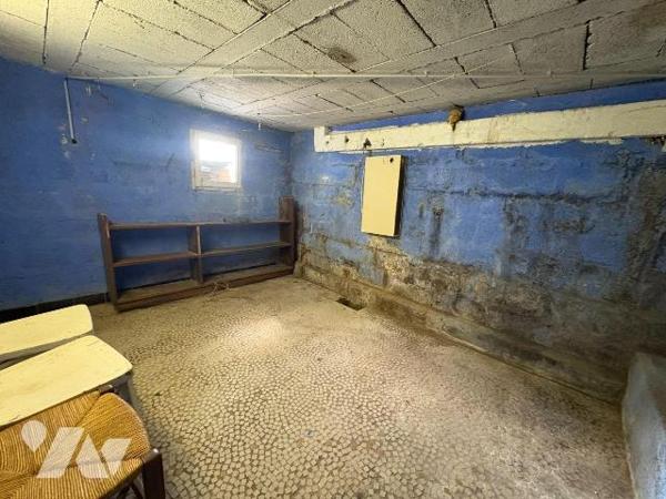 Maison mitoyenne d'un côté et comprenant :
-	Au rez-de-chaussée : une véranda, un salon, une s...