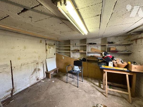 Maison mitoyenne d'un côté et comprenant :
-	Au rez-de-chaussée : une véranda, un salon, une s...