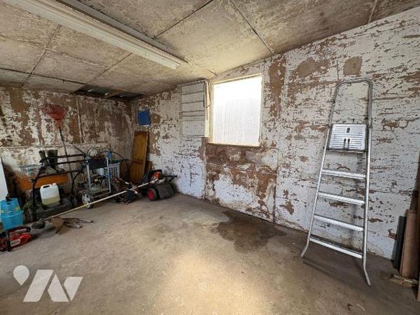 Maison mitoyenne d'un côté et comprenant :
-	Au rez-de-chaussée : une véranda, un salon, une s...