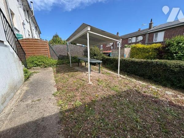 Maison mitoyenne d'un côté et comprenant :
-	Au rez-de-chaussée : une véranda, un salon, une s...