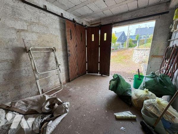 Maison mitoyenne d'un côté et comprenant :
-	Au rez-de-chaussée : une véranda, un salon, une s...