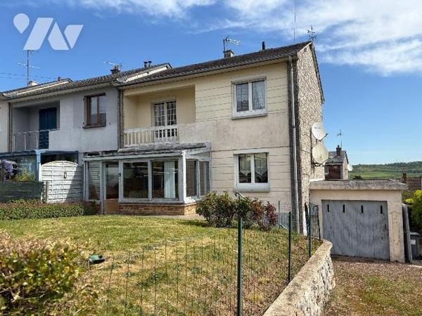 Maison mitoyenne d'un côté et comprenant :
-	Au rez-de-chaussée : une véranda, un salon, une s...