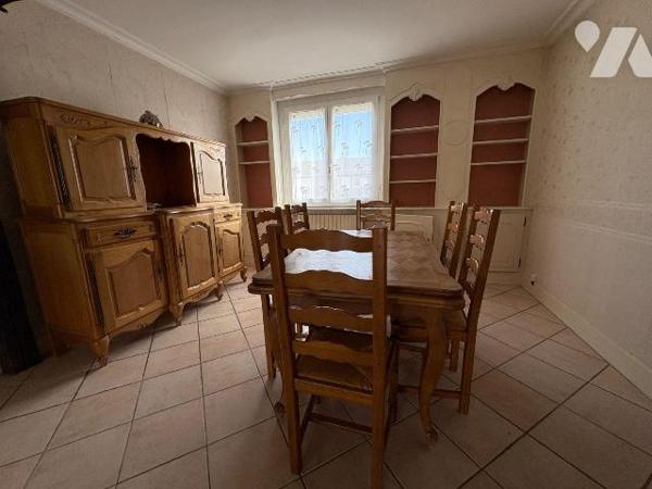 Maison mitoyenne d'un côté et comprenant :
-	Au rez-de-chaussée : une véranda, un salon, une s...
