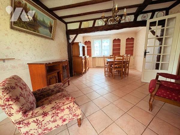 Maison mitoyenne d'un côté et comprenant :
-	Au rez-de-chaussée : une véranda, un salon, une s...
