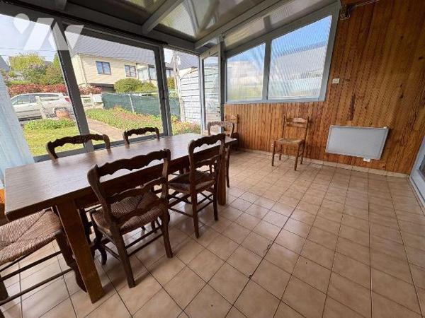 Maison mitoyenne d'un côté et comprenant :
-	Au rez-de-chaussée : une véranda, un salon, une s...