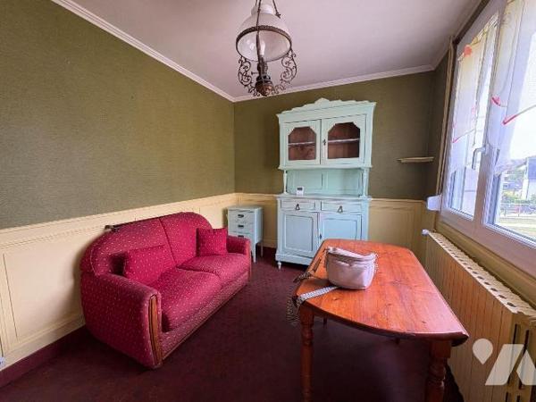 Maison mitoyenne d'un côté et comprenant :
-	Au rez-de-chaussée : une véranda, un salon, une s...