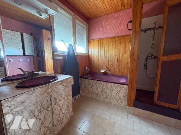 Maison mitoyenne d'un côté et comprenant :
-	Au rez-de-chaussée : une véranda, un salon, une s...