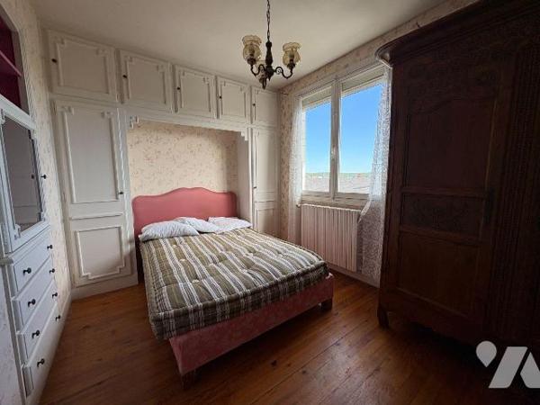 Maison mitoyenne d'un côté et comprenant :
-	Au rez-de-chaussée : une véranda, un salon, une s...
