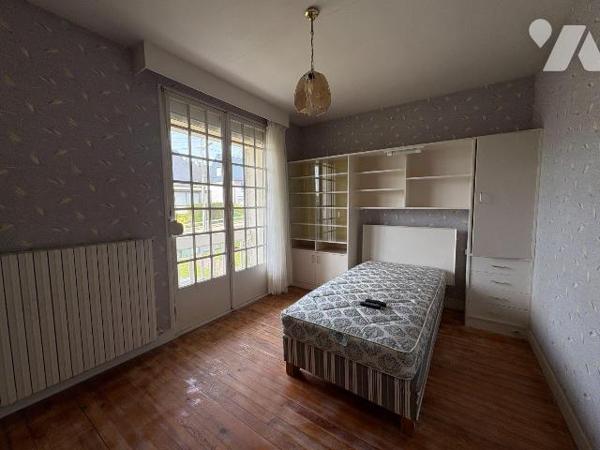 Maison mitoyenne d'un côté et comprenant :
-	Au rez-de-chaussée : une véranda, un salon, une s...