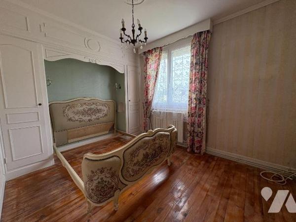 Maison mitoyenne d'un côté et comprenant :
-	Au rez-de-chaussée : une véranda, un salon, une s...