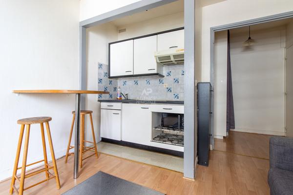 PARIS 18EME - EXCLUSIVITE - STUDIO DERNIER ETAGE - LAMARCK CAULAINCOURT 198 000 € **  - Référence  6893-NG
