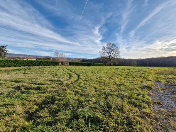 Terrain à bâtir d'environ 1 900 m² placé dans un environnement idéal sur la commune de Cuiseaux