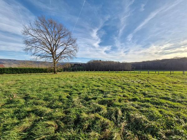 Terrain à bâtir d'environ 1 900 m² placé dans un environnement idéal sur la commune de Cuiseaux