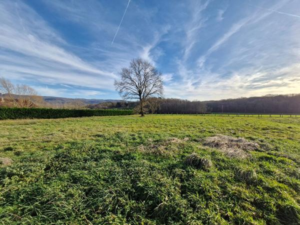 Terrain à bâtir d'environ 1 900 m² placé dans un environnement idéal sur la commune de Cuiseaux