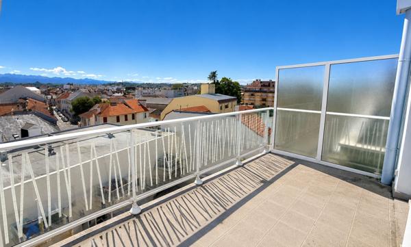 A VENDRE PAU NOTRE-DAME  VUE PYRÉNÉES PANORAMIQUE , APPARTEMENT T4 EN DERNIER ETAGE AVEC TERRASSE - 2 PLACES DE PARKING ET CAVE