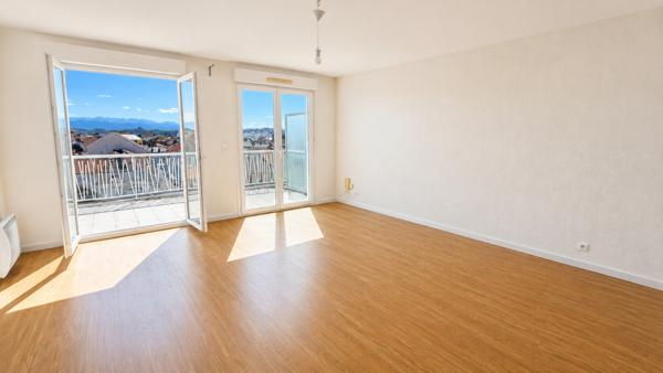 A VENDRE PAU NOTRE-DAME  VUE PYRÉNÉES PANORAMIQUE , APPARTEMENT T4 EN DERNIER ETAGE AVEC TERRASSE - 2 PLACES DE PARKING ET CAVE