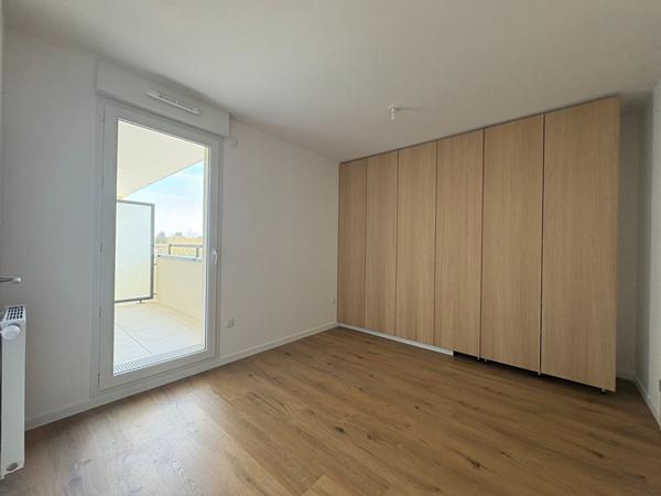 APPARTEMENT NEUF DE 2 PIECES A LOUER A PLAISIR - CENTRE-VILLE