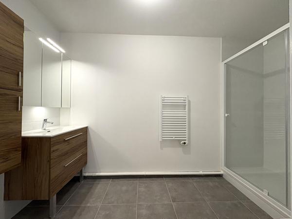 APPARTEMENT NEUF DE 2 PIECES A LOUER A PLAISIR - CENTRE-VILLE