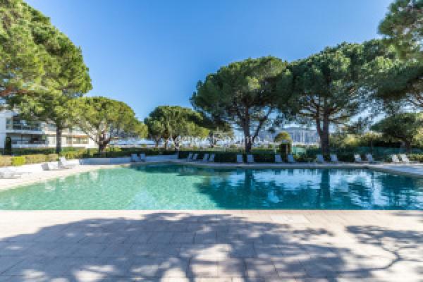 À VENDRE – Appartement 2 pièces en rez-de-jardin avec terrasse fermée, cave et parking