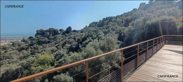 EXCEPTIONNEL! Maison individuelle rénovée vue mer avec terrasse sur 5 000 m² à Hyères (83) double garage