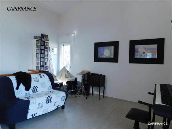 EXCEPTIONNEL! Maison individuelle rénovée vue mer avec terrasse sur 5 000 m² à Hyères (83) double garage