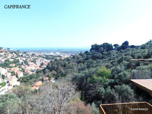 EXCEPTIONNEL! Maison individuelle rénovée vue mer avec terrasse sur 5 000 m² à Hyères (83) double garage