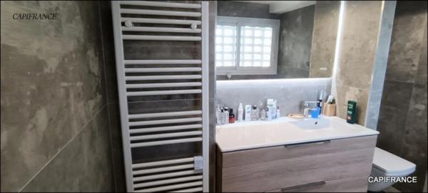 EXCEPTIONNEL! Maison individuelle rénovée vue mer avec terrasse sur 5 000 m² à Hyères (83) double garage