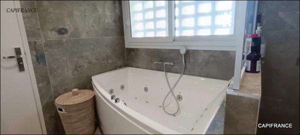 EXCEPTIONNEL! Maison individuelle rénovée vue mer avec terrasse sur 5 000 m² à Hyères (83) double garage