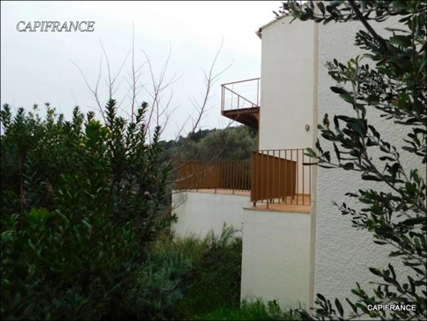 EXCEPTIONNEL! Maison individuelle rénovée vue mer avec terrasse sur 5 000 m² à Hyères (83) double garage