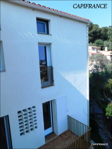 EXCEPTIONNEL! Maison individuelle rénovée vue mer avec terrasse sur 5 000 m² à Hyères (83) double garage