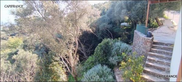 EXCEPTIONNEL! Maison individuelle rénovée vue mer avec terrasse sur 5 000 m² à Hyères (83) double garage
